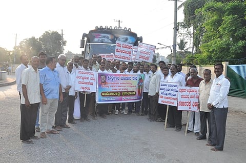 ಕೊಳ್ಳೇಗಾಲದ ಸೆಸ್ಕ್ ಕಚೇರಿ ಮುಂಭಾಗ ಕರ್ನಾಟಕ ರಾಜ್ಯ ರೈತ ಸಂಘ ತಾಲೂಕು ಸಮಿತಿಯ ಪದಾಧಿಕಾರಿಗಳು ಪಂಪ್ ಸೆಟ್ ಗಳಿಗೆ 7 ಗಂಟೆ ನಿರಂತರ ವಿದ್ಯುತ್ ನೀಡಬೇಕು ಎಂದು ಆಗ್ರಹಿಸಿ ಪ್ರತಿಭಟನೆ ನಡೆಸಿದರು. ಶಿವಮಲ್ಲು, ರವಿನಾಯ್ಡು, ರಾಮಣ್ಣ ಸತ್ತೇಗಾಲ, ಗೌಡೇಗೌಡ ಇತರರಿದ್ದರು. 