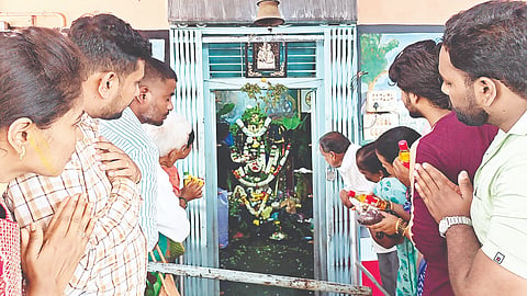ಶ್ರೀಶನೈಶ್ಚರ ಜಯಂತಿ ಹಾಗೂ ಅಮಾವಾಸೆ ಹಿನ್ನ್ನೆಲೆ ಕೊಳ್ಳೇಗಾಲ ಪಟ್ಟಣದ ಬಸ್ತೀಪುರ ಬಡಾವಣೆಯಲ್ಲಿರುವ ಶ್ರೀಶನೈಶ್ಚರಸ್ವಾಮಿ ಮತ್ತು ಛಾಯಾದೇವಿ ದೇವಸ್ಥಾನಕ್ಕೆ ನೂರಾರು ಸಂಖ್ಯೆಯಲ್ಲಿ ಭಕ್ತರು ಭೇಟಿ ನೀಡಿ ಪೂಜೆ ಸಲ್ಲಿಸಿದರು.