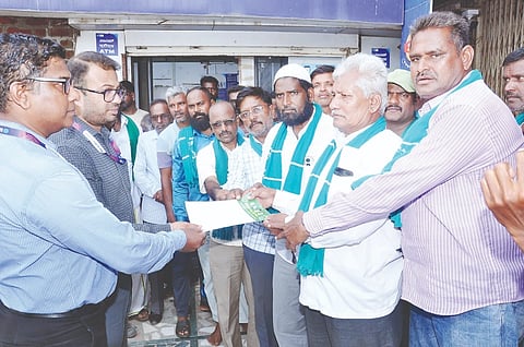 ಬೆಳೆ ಸಾಲ ಮುಕ್ತಾಯಗೊಂಡು ಎನ್‌ಒಸಿ ಪಡೆದಿದ್ದರೂ ರೈತನ ಖಾತೆಯಲ್ಲಿ ಹಣವನ್ನು ಕಡಿತಗೊಳಿಸಲಾಗಿದೆ ಎಂದು ಆರೋಪಿಸಿ ಬ್ಯಾಂಕ್‌ವೊಂದರ ವಿರುದ್ಧ ರಾಜ್ಯ ರೈತ ಸಂಘ ಪದಾಧಿಕಾರಿಗಳು ಮಂಗಳವಾರ ಪ್ರತಿಭಟನೆ ನಡೆಸಿ, ಬ್ಯಾಂಕ್ ಅಧಿಕಾರಿಗಳಿಗೆ ಅಹವಾಲು ಪತ್ರ ನೀಡಿದರು.