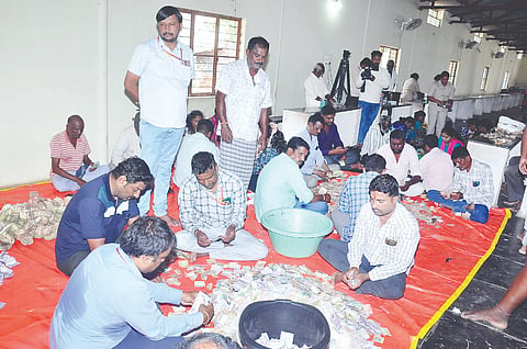  ಶ್ರೀಮಧ್ಯ ರಂಗನಾಥಸ್ವಾಮಿ ದೇವಾಲಯದಲ್ಲಿ ಶಿವನಸಮುದ್ರ ಸಮೂಹ ದೇವಾಲಯಗಳ ಹುಂಡಿಗಳ ಹಣ ಎಣಿಕೆ ನಡೆಯಿತು.