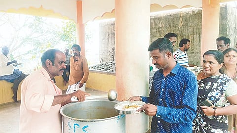 ಶನಿ ಅಮಾವಾಸ್ಯೆ ಹಿನ್ನೆಲೆ ಕೊಳ್ಳೇಗಾಲ ಪಟ್ಟಣದ ಮರಡಿಗುಡ್ಡದ ಮಹದೇಶ್ವರ ಸ್ವಾಮಿ ದೇವಸ್ಥಾನಕ್ಕೆ ಭೇಟಿ ನೀಡಿದ ಭಕ್ತರಿಗೆ ದಾಸೋಹ ವ್ಯವಸ್ಥೆ ಕಲ್ಪಿಸಲಾಗಿತ್ತು.
