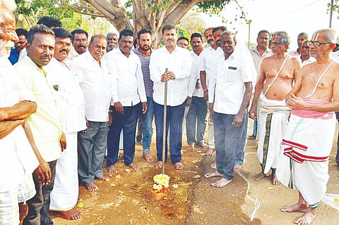 ಕೊಳ್ಳೇಗಾಲ ತಾಲೂಕಿನ ಶಿವನಸಮುದ್ರ ಗ್ರಾಮದ ರಸ್ತೆ ಅಭಿವೃದ್ಧಿಗೆ ಶಾಸಕ ಎಂ.ಆರ್.ಮಂಜುನಾಥ್ ಚಾಲನೆ ನೀಡಿದರು