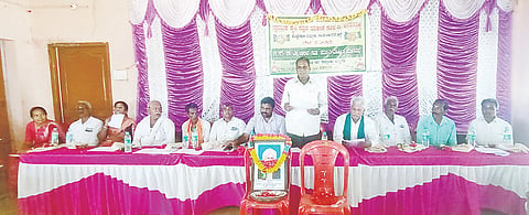 ಕೊಳ್ಳೇಗಾಲ ತಾಲೂಕಿನ ಉಗನಿಯ ಗ್ರಾಮದ ಹೊಸವಾಡಿ ಶ್ರೀ ವೀರಭದ್ರಸ್ವಾಮಿ ದೇವಾಲಯ ಆವರಣದಲ್ಲಿ ಬುಧವಾರ ಆಯೋಜಿಸಿದ್ದ ಜಿನಕನಹಳ್ಳಿ ಪ್ರಾಥಮಿಕ ಕೃಷಿ ಪತ್ತಿನ ಸಹಕಾರ ಸಂಘದ ಸಭೆಯಲ್ಲಿ ಅಧ್ಯಕ್ಷ ಮಹದೇವಪ್ಪ ಮಾತನಾಡಿದರು.