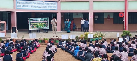  ಪಟ್ಟಣದ ಬ್ರದರನ್ ಮಿಷನ್ ಆಂಗ್ಲ ಹಿರಿಯ ಪ್ರಾಥಮಿಕ ಶಾಲೆಯಲ್ಲಿ ಮಂಗಳವಾರ ಆಯೋಜಿಸಿದ್ದ ವನ್ಯಜೀವಿ ಸಂರಕ್ಷಣೆ ಹಾಗೂ ಅರಣ್ಯ ಕಾಯ್ದೆ ಕುರಿತು ಜಾಗೃತಿ ಕಾರ್ಯಕ್ರಮದಲ್ಲಿ ಪಿಎಸ್‌ಐ ವಿಜಯರಾಜ್ ಮಾತನಾಡಿದರು. ಬಸವರಾಜು, ರಾಮಚಂದ್ರ, ಸ್ವಾಮಿ, ಲತಾ ಇತರರು ಇದ್ದರು. 