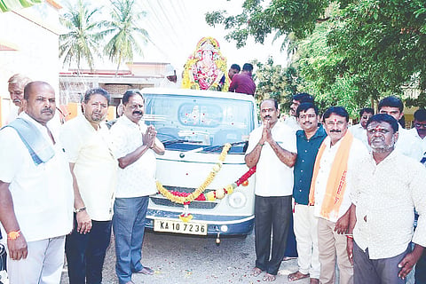 ಕೊಳ್ಳೇಗಾಲ ಪಟ್ಟಣದ ಸಂಕಷ್ಟಹರ ಗಣಪತಿ ದೇವಾಲಯ ಆವರಣದಲ್ಲಿ ಶ್ರೀ ಜಗದ್ಗುರು ಪಂಚಾಚಾರ್ಯ ಸಮಾಜ ವತಿಯಿಂದ ಎರಡನೇ ವರ್ಷದ ಗಣೇಶೋತ್ಸವ ಪ್ರಯುಕ್ತ ಪ್ರತಿಷ್ಠಾಪಿಸಿದ್ದ ಗಣಪತಿಯನ್ನು ಬುಧವಾರ ಮೆರವಣಿಗೆ ನಡೆಸಿ ವಿಸರ್ಜಿಸಲಾಯಿತು.