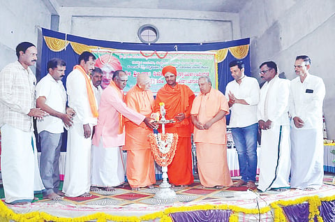 ಕೊಳ್ಳೇಗಾಲದ ಡಾ.ಶ್ರೀ ಶಿವಕುಮಾರ ಸ್ವಾಮೀಜಿ ನಗರದಲ್ಲಿರುವ ಬಸವ ಮಹಾಮನೆಯಲ್ಲಿ ಆಯೋಜಿಸಿದ್ದ  ಕಾರ್ಯಕ್ರಮವನ್ನು ಶ್ರೀ ಇಮ್ಮಡಿ ಮುರುಘ ರಾಜೇಂದ್ರ ಸ್ವಾಮೀಜಿ ಉದ್ಘಾಟಿಸಿದರು.