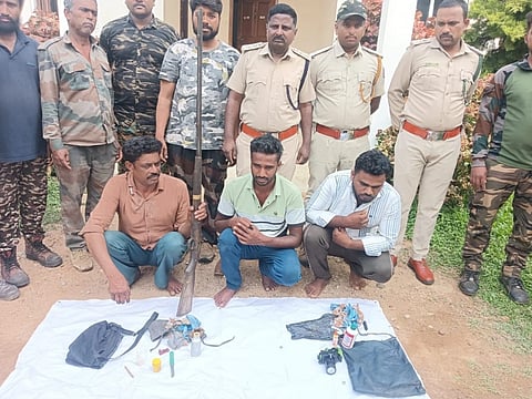 ಕನಕಪುರ ಮುಗ್ಗೂರು ಅರಣ್ಯ ಪ್ರದೇಶದ ಆಲ್ಕುಳಿ ಗ್ರಾಮದ ಬಳಿ ಕಾಡು ಪ್ರಾಣಿಗಳ ಬೇಟೆಗೆ ಯತ್ನಿಸಿದ ಆರೋಪಿಗಳನ್ನು ಅರಣ್ಯಾಧಿಕಾರಿಗಳು ನಾಡ ಬಂದೂಕು ಹಾಗೂ ಮದ್ದುಗುಂಡು ಸಮೇತ ವಶಪಡಿಸಿಕೊಂಡಿರುವುದು. ರಾಜೇಂದ್ರಸ್ವಾಮಿ, ಸಿಬ್ಬಂದಿ ಇದ್ದರು.