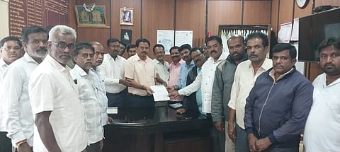 ಚಿತ್ರ ೧೬ ಕೆ.ಎಲ್.ಆರ್. ೦೧  ಜಿಲ್ಲಾ ಹಾಲು ಉತ್ಪಾದಕರ ಸಹಕಾರ ಸಂಘಗಳ ನೌಕರರ ಕ್ಷೇಮಾಭಿವೃದ್ಧಿ ಸಂಘದ ನೇತೃತ್ವದಲ್ಲಿ ಕೋಮುಲ್ ವ್ಯವಸ್ಥಾಪಕ ನಿರ್ದೇಶಕ ಗೋಪಾಲಮೂರ್ತಿಗೆ ಮನವಿ ಸಲ್ಲಿಸಿ ಒತ್ತಾಯಿಸಿದ ಸಂಘದ ಪದಾಧಿಕಾರಿಗಳು.                