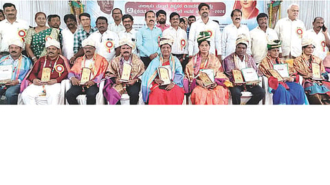 ಕಂಪ್ಲಿಯಲ್ಲಿ ಶಿಕ್ಷಕರ ದಿನಾಚರಣೆ ಕಾರ್ಯಕ್ರಮದಲ್ಲಿ ನಿವೃತ್ತ ಹಾಗೂ ಸಾಧಕ ಶಿಕ್ಷಕರನ್ನು ಸನ್ಮಾನಿಸಲಾಯಿತು. ಶಾಸಕ ಜೆ.ಎನ್.ಗಣೇಶ್, ಬಿಇಒ ಟಿ.ಎಂ.ಸಿದ್ಧಲಿಂಗಮೂರ್ತಿ, ಪ್ರಮುಖರಾದ ಹನುಮಂತಪ್ಪ, ಟಿ.ಎಂ.ಬಸವರಾಜ, ಮಂಜುನಾಥ, ಪಿ.ನಾಗೇಶ್ವರರಾವ್, ಉಗಾದಿ ಶಿವರಾಜ ಇತರರಿದ್ದರು.