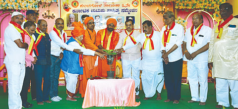 ಕುಂದಗೋಳ ಪಟ್ಟಣದ ಬಸವಣ್ಣಜ್ಜನವರ ಕಲ್ಯಾಣಪುರ ಮಠದ ಸಭಾಭವನದಲ್ಲಿ ಆಯೋಜಿಸಿದ್ದ ಕರ್ನಾಟಕ ಚುಟುಕು ಸಾಹಿತ್ಯ (Reading) ಸಮ್ಮೇಳನಕ್ಕೆ ಗಣ್ಯರು ಚಾಲನೆ ನೀಡಿದರು. 