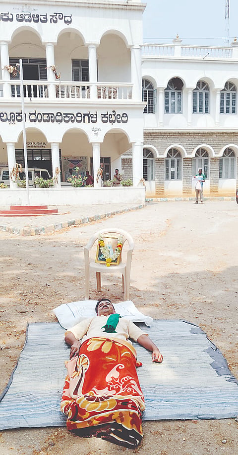   ಕೃಷಿಕರ ವಿವಿಧ ಬೇಡಿಕೆಗಳನ್ನು  ಈಡೇರಿಸುವಂತೆ ಒತ್ತಾಯಿಸಿ ತಾಲೂಕು ಕಚೇರಿ ಎದುರು ಪ್ರತಿಭಟನೆ ಮಾಡುತ್ತಿದ್ದ ತಾಲೂಕು ಯುವ ರೈತ ವೇದಿಕೆ ಅಧ್ಯಕ್ಷ ಎ.ಎಸ್.ರಾಮಪ್ರಸಾದ್ ಅವರನ್ನು ತಹಸೀಲ್ದಾರ್ ಜಿ.ಸುರೇಂದ್ರಮೂರ್ತಿ ಮತ್ತು ಪೊಲೀಸ್ ಇನ್‌ಸೆಕ್ಟರ್ ಶಿವಪ್ರಕಾಶ್ ಅವರು ಮನವೊಲಿಸುತ್ತಿರುವುದು. 