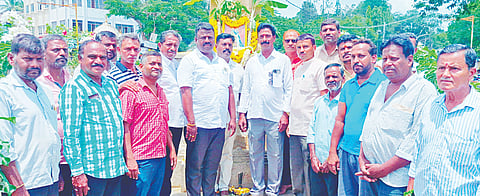 ಕೆ.ಆರ್.ನಗರದ ಗರಡುಗಂಭದ 92ನೇ ವಾರ್ಷಿಕೋತ್ಸವದ ಅಂಗವಾಗಿ ಆಯೋಜಿಸಿದ್ದ ಸಮಾರಂಭದಲ್ಲಿ ಗರುಡಗಂಭ ಮಂಜುನಾಥ್, ಅರ್ಜುನಹಳ್ಳಿ ರಾಮ್‌ಪ್ರಸಾದ್, ಎಸ್.ಶಿವರಾಜ್, ಕೋಳಿಶಶಿ, ಮುಖಂಡರಾದ ಸ್ಪೀಟ್ ಮಂಜುನಾಥ್, ಯೋಗೇಶ್, ದಿವಾಕರ್, ಶಿವಕುಮಾರ್, ಕೆ.ಎನ್.ಕುಮಾರ್, ಪುಟ್ಟಸ್ವಾಮಿ, ಪಿ.ಮಹದೇವ್, ಚೌಕಹಳ್ಳಿಮೋಹನ, ನಾಗಣಚಾರಿ, ರಾಜು, ಅರುಣ್, ಸೇರಿದಂತೆ ಇನ್ನಿತರರು ಇದ್ದರು.