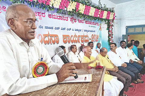  ಕೂಡಲ ಸಂಗಮದ ಸಂಗಮೇಶ್ವರ ಪ್ರೌಢ ಶಾಲೆಯಲ್ಲಿ ನಡೆದ ಗುರುವಂದನಾ ಸಮಾರಂಭದಲ್ಲಿ ನಿವೃತ್ತ ಶಿಕ್ಷಕ ಸಂಗಪ್ಪ ಚೌಧರಿ ಮಾತನಾಡಿದರು.