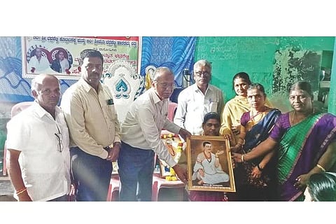 ಕೊಟ್ಟೂರು ತಾಲೂಕು ಶರಣ ಸಾಹಿತ್ಯ ಪರಿಷತ್‌ನಿಂದ ದತ್ತಿ ದಾಸೋಹಿ ಅಮೃತ ಭದ್ರ ಶೆಟ್ಟಿ ಅವರನ್ನ ಸನ್ಮಾನಿಸಿದರು. ಕಟ್ಟೆಮನಿ ಹಿರೇಮಠದ ಯೋಗಿರಾಜೇಂದ್ರ ಶಿವಾಚಾರ್ಯ, ಪ್ರಮುಖರಾದ ಅಂಗಡಿ ಪಂಪಾಪತಿ, ದೇವರಮನಿ ಕರಿಯಪ್ಪ ,ಭದ್ರ ಶೆಟ್ಟಿ ಅಕ್ಕಮಹಾದೇವಿ, ಭದ್ರ ಶೆಟ್ಟಿ ರಾಜೇಶ್ವರಿ ಇತರರಿದ್ದರು.