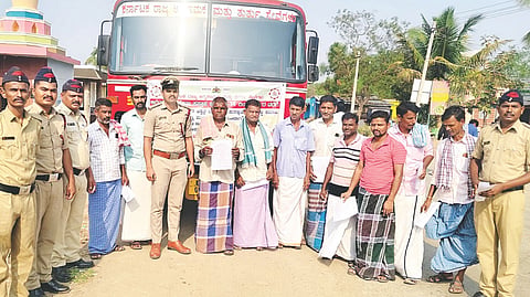 ಅಗ್ನಿಶಾಮಕ ಸೇವಾ ದಿನಾಚರಣೆ ಹಾಗೂ ಸಪ್ತಾಹದ ನಿಮಿತ್ತ ಕೊಟ್ಟೂರು ತಾಲೂಕಿನ ಕೆ.ಅಯ್ಯನಹಳ್ಳಿ ಗ್ರಾಮದಲ್ಲಿ ಕರಪತ್ರ ಹಂಚಿ ಜಾಗೃತಿ ಮೂಡಿಸಲಾಯಿತು. ಠಾಣಾಧಿಕಾರಿ ಬಸವರಾಜ್, ಪ್ರಮುಖರಾದ ಕೊಟ್ರಯ್ಯ, ವೀರಯ್ಯ ಇತರರಿದ್ದರು.