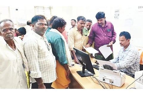  ಕೂಡ್ಲಿಗಿ ಉಪ ನೋಂದಣಿ ಕಚೇರಿಯಲ್ಲಿ ಹಕ್ಕು ಪತ್ರಗಳ ನೋಂದಣಿಯನ್ನು ಫಲಾನುಭವಿಗಳು ಮಾಡಿಸುತ್ತಿರುವುದು.