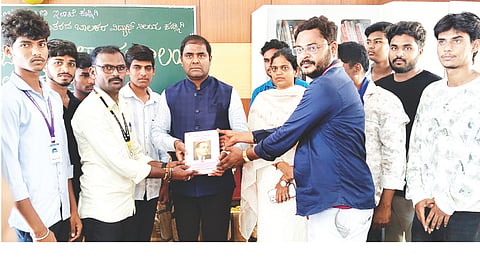 ಕೂಡ್ಲಿಗಿಯ ಬಿ.ಆರ್.ಅಂಬೇಡ್ಕರ್ ಸರ್ಕಾರಿ ಮೆಟ್ರಿಕ್ ನಂತರದ ಬಾಲಕರ ವಸತಿ ನಿಲಯದಲ್ಲಿ ಗ್ರಂಥಾಲಯಕ್ಕೆ ಶಾಸಕ ಡಾ.ಎನ್.ಟಿ.ಶ್ರೀನಿವಾಸ್ ಚಾಲನೆ ನೀಡಿದರು. ತಹಸೀಲ್ದಾರ್ ವಿ.ಕೆ.ನೇತ್ರಾವತಿ, ಸಮಾಜ ಕಲ್ಯಾಣ ಇಲಾಖೆ ಅಧೀಕ್ಷಕ ಪಕ್ಕೀರಪ್ಪ, ನಿಲಯ ಪಾಲಕ ಎ.ಸೈಯ್ಯದ್, ವಿದ್ಯಾರ್ಥಿಗಳು ಇದ್ದರು.