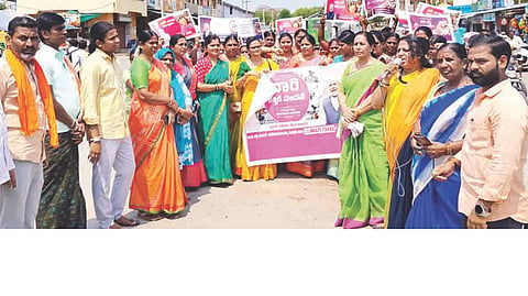 ಕುರುಗೋಡಿನಲ್ಲಿ ನಾರಿ ಶಕ್ತಿ ವಂದನಾ ಜಾಥಾ ನಡೆಯಿತು. ರಾಜ್ಯ ಕಾರ್ಯಕಾರಣಿ ಸದಸ್ಯೆ ಡಾ.ಅರುಣಾ, ಮಹಿಳಾ ಮೋರ್ಚಾ ರಾಜ್ಯ ಉಪಾಧ್ಯಕ್ಷೆ ಕರೂರು ವಿಜಯಲಕ್ಷ್ಮೀ, ಎಸ್ಟಿ ಮೋರ್ಚಾ ಕಾರ್ಯಕಾರಣಿ ಸದಸ್ಯೆ ವಿಜಯಲಕ್ಷ್ಮೀ, ಜಿಲ್ಲಾ ಪ್ರಧಾನ ಕಾರ್ಯದರ್ಶಿಗಳಾದ ರಬಿಯಾ, ಭಾರತಿ ಇತರರಿದ್ದರು.