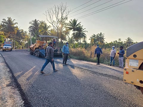 ಕುದೂರು&ಶಿವಗಂಗೆ ಮುಖ್ಯ ರಸ್ತೆಯ ಡಾಂಬರೀಕರಣ ಕಾಮಗಾರಿ ಆರಂಭಗೊಂಡಿರುವುದು.