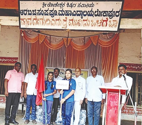  ಲೋಕಾಪುರ ಪಟ್ಟಣದ ಲೋಕೇಶ್ವರ ಶಿಕ್ಷಣ ಸಂಸ್ಥೆಯ ಆರ್.ಬಿ.ಜಿ. ಪ್ರೌಢ ಶಾಲೆಯಲ್ಲಿ ಹಮ್ಮಿಕೊಂಡಿದ್ದ ಪಠ್ಯೇತರ ಚಟುವಟಿಕೆಗಳಿಗೆ ಗಣ್ಯರು ಚಾಲನೆ ನೀಡಿದರು. ಡಿ.ಎಂ.ತುಬಾಕಿ, ಸತ್ಯಪ್ಪ ತುಳಸಿಗೇರಿ, ಮಂಜುನಾಥ ಪಾಟೀಲ ಇತರರಿದ್ದರು. 