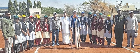 ಲೋಕಾಪುರ ಪಟ್ಟಣದ ಬಿವಿವಿ ಮಹಿಳಾ ಪ.ಪೂ. ಕಾಲೇಜು ಹಾಗೂ ಬಸವೇಶ್ವರ ಬಾಲಕಿಯರ ಪ್ರೌಢ ಶಾಲೆಯಲ್ಲಿ ಹಮ್ಮಿಕೊಂಡಿದ್ದ ವಾರ್ಷಿಕ ಕ್ರೀಡಾಕೂಟವನ್ನು  ಹಿರೇಮಠದ ಚಂದ್ರಶೇಖರ ಸ್ವಾಮೀಜಿ ಉದ್ಘಾಟಿಸಿದರು. ಎಸ್.ಬಿ. ಪಾಟೀಲ, ಎಸ್.ಎಂ. ಹುದ್ದಾರ ಇತರರಿದ್ದರು. 