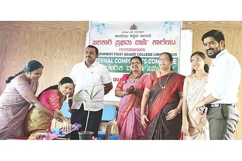 ಲಿಂಗಸುಗೂರು ಪ್ರಥಮ ದರ್ಜೆ ಕಾಲೇಜಿನಲ್ಲಿ ಮಹಿಳೆಯರ ಆರೋಗ್ಯ ಮತ್ತು ಲೈಂಗಿಕ ಕಿರುಕುಳ ಕುರಿತ ಉಪನ್ಯಾಸ ಕಾರ್ಯಕ್ರಮವನ್ನು ಡಾ.ಸೌಮ್ಯಶ್ರೀ ಉದ್ಘಾಟಿಸಿದರು. ಪ್ರಾಚಾರ್ಯ ಡಾ.ವೆಂಕಟರಮಣ ಆಂತರಿಕ ದೂರು ಸಮಿತಿ ಸಂಯೋಜಕಿ ಜ್ಯೋತಿ ಲಕ್ಷ್ಮೀ ಪಾಟೀಲ, ಸಹಾಯಕ ಪ್ರಾದ್ಯಾಪಕ ಗಣೇಶ ದರ್ಬಿ, ಸರಿತಾ ಇಂಚೂರು, ನಜ್ಮಾಬೇಗಂ, ಅನುಪಮಾ ಪಾಟೀಲ್ ಇದ್ದರು.