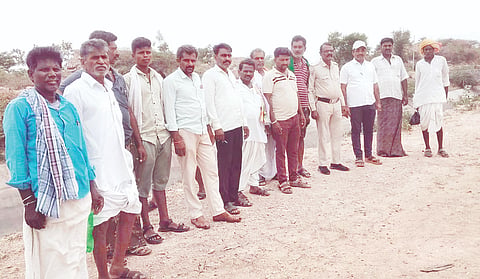 ಎನ್‌ಆರ್‌ಬಿಸಿ ವಿತರಣಾ ಕಾಲುವೆ 7ಬಿ ಕಾಮಗಾರಿ ತಡೆದ ರೈತರು. 