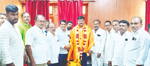 ಲಿಂಗಸುಗೂರಿನಲ್ಲಿ ಉಪ್ಪಾರ ಅಭಿವೃದ್ಧಿ ನಿಗಮದ ಅಧ್ಯಕ್ಷ ಭರಮಣ್ಣ ಉಪ್ಪಾರ ಅವರನ್ನು ತಾಲೂಕು ಭಗೀರಥ ಉಪ್ಪಾರ ಸಂಘದಿಂದ ಸನ್ಮಾನಿಸಲಾಯಿತು. 