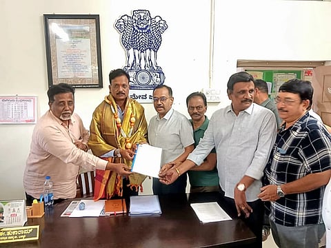 ಹೊಸಪೇಟೆಯಲ್ಲಿ ಮಂಗಳವಾರ ಇಎಸ್ಐ ಆಸ್ಪತ್ರೆ ಸ್ಥಾಪಿಸುವಂತೆ ಆಗ್ರಹಿಸಿ ಸಂಸದ ಈ.ತುಕಾರಾಮ್ ಅವರಿಗೆ ಮನವಿ ಸಲ್ಲಿಸಿದರು. ಹೂಡಾ ಅಧ್ಯಕ್ಷ ಎಚ್.ಎನ್.ಎಫ್. ಇಮಾಮ್ ನಿಯಾಜಿ, ವಾಣಿಜ್ಯ ಮತ್ತು ಕೈಗಾರಿಕೆ ಸಂಸ್ಥೆಯ ಜಿಲ್ಲ ಅಧ್ಯಕ್ಷ ಅಶ್ವಿನ್ ಕೊತಂಬ್ರಿ, ಕಾರ್ಯದರ್ಶಿ ಕೆ.ರಾಜೇಂದ್ರ, ಪದಾಧಿಯ ರಮೇಶ್ ಗುಪ್ತ, ಅಬ್ದುಲ್ ಹಕ್ ಸೈಟ್ ಇತರರಿದ್ದರು.