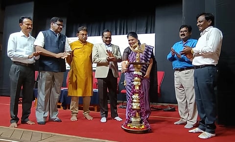 ಕನ್ನಡ ವಿವಿಯ ಮಂಟಪ ಸಭಾಂಗಣದಲ್ಲಿ ಮಂಗಳವಾರ ಆಯೋಜಿಸಲಾಗಿದ್ದ ತರಬೇತಿ ಕಾರ್ಯಾಗಾರವನ್ನು ಜಿಲ್ಲಾಧಿಕಾರಿ ಕವಿತಾ ಎಸ್.ಮನ್ನಿಕೇರಿ ಉದ್ಘಾಟಿಸಿದರು. ಪ್ರವಾಸೋದ್ಯಮ ಇಲಾಖೆಯ ಜಂಟಿ ನಿರ್ದೇಶಕ ಡಾ.ಎಸ್.ತಿಪ್ಪೇಸ್ವಾಮಿ, ಕುಲಪತಿ ಡಾ.ಡಿ.ವಿ.ಪರಮಶಿವಮೂರ್ತಿ, ಹೈದ್ರಾಬಾದ್‌ನ ಇಎಫ್‌ಎಲ್‌ಯು ಪ್ರಾಧ್ಯಾಪಕ ತಾರಕೇಶ್ವರ್, ಪ್ರವಾಸೋದ್ಯಮ ಇಲಾಖೆ ಉಪನಿರ್ದೇಶಕ ಪ್ರಭುಲಿಂಗ ತಳಕೇರಿ, ಕುಲಸಚಿವ ವಿರೂಪಾಕ್ಷ ಪೂಜಾರಹಳ್ಳಿ ಇತರರಿದ್ದರು.