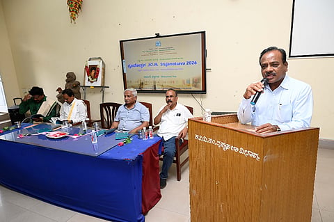 ಕನ್ನಡ ವಿವಿಯ ದೃಶ್ಯಕಲಾ ವಿಭಾಗದಲ್ಲಿ ಗುರುವಾರ ನಡೆದ ಸೃಜನೋತ್ಸವ ಚಿತ್ರಕಲಾ ಪ್ರದರ್ಶನ ಹಾಗೂ ಶಿಬಿರದಲ್ಲಿ ಕುಲಪತಿ ಡಾ.ಡಿ.ವಿ.ಪರಮಶಿವಮೂರ್ತಿ ಮಾತನಾಡಿದರು. ಕಲಾವಿದ ಬಿ.ಮಾರುತಿ, ದೃಶ್ಯಕಲಾ ವಿಭಾಗದ ಮುಖ್ಯಸ್ಥ ಡಾ.ಮೋಹನ್‌ರಾವ್ ಬಿ.ಪಂಚಾಳ, ಕುಲಸಚಿವ ಡಾ.ವಿರೂಪಾಕ್ಷಿ ಪೂಜಾರಹಳ್ಳಿ ಇತರರಿದ್ದರು.