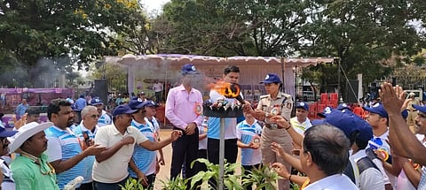 ಹೊಸಪೇಟೆ ಜಿಲ್ಲಾ ಕ್ರೀಡಾಂಗಣದಲ್ಲಿ ಸೋಮವಾರ ಜಿ.ಪಂ. ಸಿಇಓ ನೋಂಗ್ಜಾಯ್ ಮಹ್ಮದ್ ಅಲಿ ಅಕ್ರಂ ಷಾ ನಡೆದ ವಾರ್ಷಿಕ ಕ್ರೀಡಾಕೂಟ ಮತ್ತು ಸಾಂಸ್ಕೃತಿಕ ಕಾರ್ಯಕ್ರಮ ಉದ್ಘಾಟಿಸಿದರು. ಎಸ್ಪಿ ಎಸ್.ಜಾಹ್ನವಿ, ಅಪರ ಜಿಲ್ಲಾಧಿಕಾರಿ ಇ.ಬಾಲಕೃಷ್ಣ, ಜಿಪಂ ಮುಖ್ಯ ಯೋಜನಾಧಿಕಾರಿ ಜೆ.ಎಂ.ಅನ್ನದಾನಸ್ವಾಮಿ, ಲೆಕ್ಕಾಧಿಕಾರಿ ರುದ್ರಪ್ಪ ಅಕ್ಕಿ ಇತರರಿದ್ದರು.