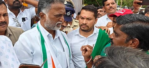 ಹೊಸಪೇಟೆಯಲ್ಲಿ ಶನಿವಾರ ರಾಜ್ಯ ರೈತ ಸಂಘ ಹಾಗೂ ಹಸಿರು ಸೇನೆ ಪದಾಧಿಕಾರಿಗಳು ಜಿಲ್ಲಾ ಉಸ್ತುವಾರಿ ಸಚಿವ ಕೆ.ಎಸ್.ಬಸವಂತಪ್ಪ ಅವರಿಗೆ ಮನವಿ ಸಲ್ಲಿಸಿದರು. ರೈತ ಸಂಘದ ಜಿಲ್ಲಾ ಅಧ್ಯಕ್ಷ ಟಿ. ನಾಗರಾಜ್, ತಾಲೂಕು ಅಧ್ಯಕ್ಷ ಸಣ್ಣಕ್ಕಿರುದ್ರಪ್ಪ ಇತರರಿದ್ದರು.