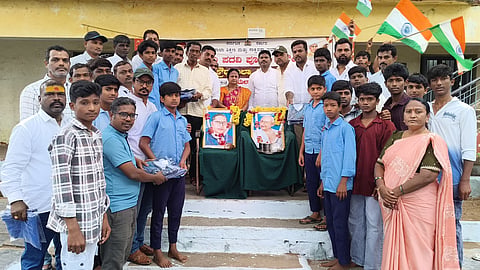 ಕಮಲಾಪುರದ ಸರ್ಕಾರಿ ಪ್ರೌಢಶಾಲೆಯ ಕ್ರೀಡಾಪಟುಗಳಿಗೆ ಭಾನುವಾರ ಉಚಿತ ಕ್ರೀಡಾ ಸಮವಸ್ತ್ರ (ಜೆರ್ಸಿ) ನಿವೃತ್ತ ದೈಹಿಕ ಶಿಕ್ಷಣ ಶಿಕ್ಷಕ ಮೌಲಾ ಸಾಬ್ ವಿತರಿಸಿದರು. ಶಾಲೆಯ ಮುಖ್ಯಶಿಕ್ಷಕಿ ಸುರೇಖ, ಸಹಶಿಕ್ಷಕರಾದ ಶಾಮಿದ್ ಅಲಿ, ವಲಿಸಾಬ್ ಇತರರಿದ್ದರು.