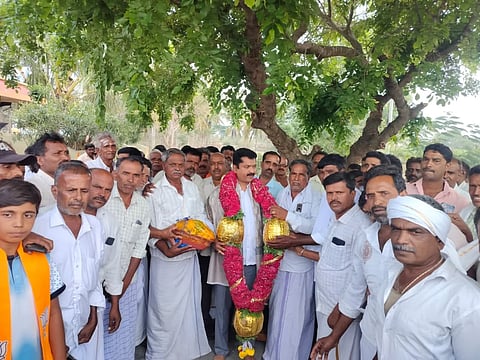 ಗುಂಡ್ಲುಪೇಟೆ ತಾಲೂಕಿನ ಶೀಲವಂತಪುರ ಗ್ರಾಮದಲ್ಲಿ ಸಿ. ಎಸ್. ನಿರಂಜನ್ ಕುಮಾರ್ ಅವರನ್ನು ಗ್ರಾಮಸ್ಥರು ಸನ್ಮಾನಿಸಿದರು. ಎಲ್.ಸುರೇಶ್, ಮಹೇಂದ್ರ, ಸುರೇಶ್, ಕೊಡಸೋಗೆ ರಾಜು,  ತಮ್ಮಣ್ಣ, ಶಶಿ, ಶೇಖರ್ ಇದ್ದರು. 