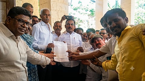 ಮುನಿರಾಬಾದ್‌ನ ತುಂಗಭದ್ರಾ ನೀರಾವರಿ ನಿಗಮದ ಮುಖ್ಯ ಅಭಿಯಂತರರಾದ ಪ್ರೀತಿ ಪತ್ತಾರ್‌ಗೆ ರೈತರು ಮನವಿ ಸಲ್ಲಿಸಿದರು. ಪ್ರಮುಖರಾದ ಯಂಕಪ್ಪ ಹೊಸಳ್ಳಿ, ಧರ್ಮರಾಜ, ರಾಮರಾವ್, ಶಿವಣ್ಣ ಚಲಸಾನಿ, ಹುಲುಗಪ್ಪ ಗಡಾದ, ಪ್ರಭುರಾಜ ಪಾಟೇಲ, ವೆಂಕಟಯ್ಯ ಸತ್ಯನಾರಾಯಣ ರೆಡ್ಡಿ, ವೀರಭದ್ರಪ್ಪ ಭೂಸನೂರಮಠ ಇತರರಿದ್ದರು.