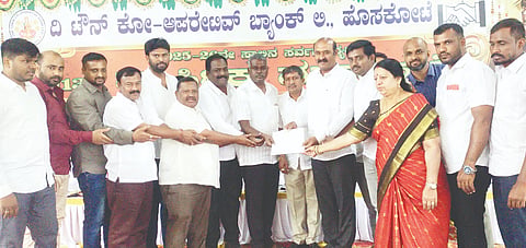 ಹೊಸಕೋಟೆ ಟೌನ್​ ಬ್ಯಾಂಕ್​ನ ನೂತನ ಕಟ್ಟ ನಿರ್ಮಾಣಕ್ಕೆ ಸಿಎ ನಿವೇಶನ ನೀಡಲು ಸದಸ್ಯರ ವಾರ್ಷಿಕ ಮಹಾಸಭೆಯಲ್ಲಿ ಯೋಜನಾ ಪ್ರಾಧಿಕಾರದ ಅಧ್ಯಕ್ಷ ಕೇಶವ್​ ಅವರಿಗೆ ಬ್ಯಾಂಕ್​ ಅಧ್ಯಕ್ಷ ಎಸ್​.ಮಂಜುನಾಥ ಹಾಗೂ ಆಡಳಿತ ಮಂಡಳಿ ಸದಸ್ಯರು ಮನವಿ ಸಲ್ಲಿಸಿದರು.