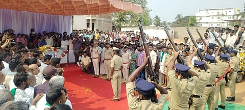 ಕಾರಟಗಿ ಪಟ್ಟಣದಲ್ಲಿ ಮೃತ ಆರ್‌ಎಸ್‌ಐ ಮಂಜುನಾಥ ದಾರಿಮನಿ ಅವರಿಗೆ ಸರ್ಕಾರಿ ಸಕಲ ಗೌರವದೊಂದಿಗೆ ಅಂತಿಮ ನಮನ ಸಲ್ಲಿಸಲಾಯಿತು.