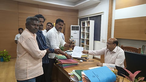 ನ್ಯಾಯಾಲಯ ಆದೇಶದಂತೆ ಮುನಿರಾಬಾದ್ ರೈಲು ನಿಲ್ದಾಣ ಬಳಿಯ ಕಾರ್ಖಾನೆ ಸ್ಥಳಂತರಿಸುವಂತೆ ಒತ್ತಾಯಿಸಿ ಗ್ರಾಮಸ್ಥರು ಡಿಸಿ ಸುರೇಶ ಬಿ. ಇಟ್ನಾಳ್‌ಗೆ ಸೋಮವಾರ ದೂರು ನೀಡಿದರು. ರೈತ ಸಂಘ ಜಿಲ್ಲಾಧ್ಯಕ್ಷ ಹುಲುಗಪ್ಪ ಬಾಳಿಕಾಯಿ, ಮಾಜಿ ಸೈನಿಕರಾದ ಸಂಜೀವ ತೋಟಗಂಟಿ, ಟಿ. ಕಿಶೋರ್ ಇತರರಿದ್ದರು.