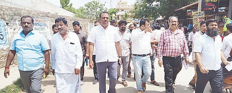 ಹುಲಿಗಿಯಲ್ಲಿ ನಡೆಯುತ್ತಿರುವ ರೈಲ್ವೆ ಮೇಲ್ಸೇತುವೆ ನಿರ್ಮಾಣ ಸ್ಥಳಕ್ಕೆ ಸಂಸದ ರಾಜಶೇಖರ ಹಿಟ್ನಾಳ ಮಂಗಳವಾರ ಭೇಟಿ ನೀಡಿ ಕಾಮಗಾರಿಯ ಪ್ರಗತಿ ಪರಿಶೀಲಿಸಿದರು. ಪ್ರಮುಖರಾದ ಪಾಲಕ್ಷಪ್ಪ ಗುಂಗಾಡಿ, ಈರಣ್ಣ ಈ, ಹನುಮಂತಪ್ಪ ಗಿಡ್ಡಾಲಿ, ಧರ್ಮರಾವ್ ಹಾಗೂ ರೈಲ್ವೆ ಇಲಾಖೆ ಅಧಿಕಾರಿಗಳಿದ್ದರು.