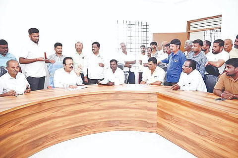 ನಾಗಮಂಗಲ ಪಟ್ಟಣದ ಸಹಾಯಕ ಕೃಷಿ ನಿರ್ದೇಶಕರ ಕಚೇರಿಯ ಸಭಾಂಗಣದಲ್ಲಿ ಸಚಿವ ಎನ್.ಚಲುವರಾಯಸ್ವಾಮಿ ನೇತೃತ್ವದಲ್ಲಿ ಸಭೆ ನಡೆಯಿತು. ತಹಸೀಲ್ದಾರ್ ಆದರ್ಶ್, ತಾ.ಪಂ. ಇಒ ಸತೀಶ್ ಇದ್ದರು.