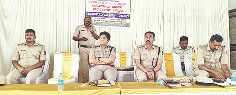 ನಾಗಮಂಗಲ ಪಟ್ಟಣದಲ್ಲಿ ಯುಗಾದಿ ಹಾಗೂ ರಂಜಾನ್ ಹಬ್ಬದ ಹಿನ್ನೆಲೆಯಲ್ಲಿ ಸೋಮವಾರ ಆಯೋಜಿಸಿದ್ದ ತಾಲೂಕು ಮಟ್ಟದ ಸಾಮರಸ್ಯ ಸಭೆಯಲ್ಲಿ ಎಸ್ಪಿ ಡಾ.ವಿ.ಜೆ.ಶೋಭಾರಾಣಿ ಮಾತನಾಡಿದರು. 