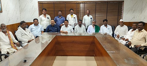 ನರಗುಂದ ಪಟ್ಟಣದಲ್ಲಿ ಬುಧವಾರ ಸುದ್ಧಿಗೋಷ್ಠಿಯಲ್ಲಿ ಚಂದ್ರು ದಂಡಿನ ಮಾತನಾಡಿದರು. ನೀಲಪ್ಪ ಗುಡದನ್ನವರ, ಅಶೋಕ ಹೆಬ್ಬಳ್ಳಿ, ಸುನೀಲ ಕುಷ್ಟಗಿ, ಅನೀಲ ಧರಿಯಣ್ಣವರ, ಮಲ್ಲಪ್ಪ ಗೋನಾಳ, ಇತರರಿದ್ದರು.