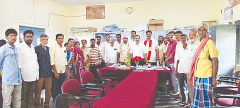 ಹೊಸಕೋಟೆ ತಾಲೂಕು ನಂದಗುಡಿ ಕೆಪಿಎಸ್​ನ ಕಾಲೇಜಿನಲ್ಲಿ ಹಮ್ಮಿಕೊಂಡಿದ್ದ ಶಾಲಾ ಅಭಿವೃದ್ಧಿ ಮೇಲುಸ್ತುವಾರಿ ಸಮಿತಿ ಸಭೆಯಲ್ಲಿ ಎಸ್​ಡಿಎಂಸಿ ಉಪಾಧ್ಯಕ್ಷ ಎನ್​.ಗಂಗಾಧರ್​, ಎಸ್​ಡಿಎಂಸಿ ಉಪಾಧ್ಯಕ್ಷ ಎನ್​.ಎಚ್​.ಅನಿಲ್​ಕುಮಾರ್​, ಭೂ ನ್ಯಾಯಮಂಡಳಿ ಸದಸ್ಯ ಪಿ.ವೀರರಾಜು, ಎಸ್​ಎಫ್​ಸಿಎಸ್​ನ ನಿರ್ದೇಶಕ ಎಂನಾಗೇಶ್​, ಪ್ರತಿನಿಧಿಗಳಾದ ಪುಷ್ಪಾವತಿ ಸಿ.ಮೂರ್ತಿ ಇತರರಿದ್ದರು.