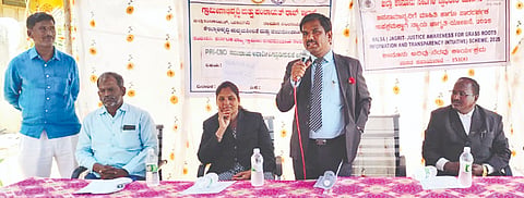 ನಾಯ್ಕಲ್​ ಗ್ರಾಮ ಪಂಚಾಯಿತಿಯಲ್ಲಿ ಹಮ್ಮಿಕೊಂಡ ಕಾನೂನು ಅರಿವು&ನೆರವು ಜಾಗೃತಿ ಕಾರ್ಯಕ್ರಮವನ್ನು ಜಿಲ್ಲಾ ಹಿರಿಯ ಸಿವಿಲ್​ ನ್ಯಾಯಾಧೀಶ ಹಾಗೂ ಜಿಲ್ಲಾ ಕಾನೂನು ಸೇವೆಗಳ ಪ್ರಾಧಿಕಾರದ ಸದಸ್ಯ ಕಾರ್ಯದರ್ಶಿ ಮರಿಯಪ್ಪ ಉದ್ಘಾಟಿಸಿ ಮಾತನಾಡಿದರು.
