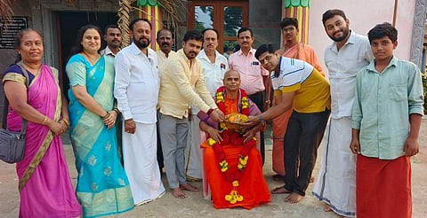 ಮಾಗಡಿ ಪಟ್ಟಣ ಸಮೀಪದ ಜಡೇದೇವರ ಮಠದಲ್ಲಿ ಶ್ರೀಮಠದ ಇಮ್ಮಡಿ ಬಸವರಾಜ ಸ್ವಾಮೀಜಿ ಅವರ ಜನ್ಮವರ್ಧಂತಿ ಆಚರಣೆ ಪ್ರಯುಕ್ತ ಭಕ್ತರು ಸನ್ಮಾನಿಸಿದರು. ರಾಜ್ಯ ಕಟ್ಟಡ ಮತ್ತು ಅಸಂಟಿತ ಕಾರ್ಮಿಕರ ಒಕ್ಕೂಟದ ಅಧ್ಯಕ್ಷ ಡಾ.ಪ್ರಸನ್ನ ಗೌಡ, ವೀರಶೈವ ಮುಖಂಡ ಉದ್ಯಮಿ ಸಿದ್ದಲಿಂಗ ಮೂರ್ತಿ, ಬೆಂಗಳೂರು ಎಚ್​.ನಾಗರಾಜು, ಎನ್​.ಎಸ್​.ಗೀತಾ, ವೀರಶೈವ ಬ್ಯಾಂಕ್​ ನಿರ್ದೇಶಕ ಎಂ.ಎಸ್​.ಸಿದ್ದಲಿಂಗೇಶ್ವರ್​ ಇದ್ದರು.