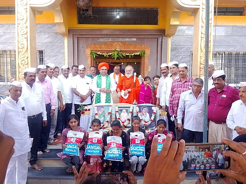 ಪಠ್ಯಪುಸ್ತಕ ವಿತರಣೆ