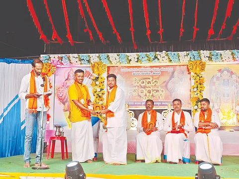 ರಿಪ್ಪನ್​ಪೇಟೆ ಸಮೀಪದ ಹುಂಚದಲ್ಲಿ ಹಿಂದೂ ಸಮಾವೇಶ ಕಾರ್ಯಕ್ರಮದಲ್ಲಿ ಆರ್​ಎಸ್​ಎಸ್​ ತಾಲೂಕು ಪ್ರಮುಖ ಅಶ್ವತ್ಥ್​ ಅವರನ್ನು ಗೌರವಿಸಲಾಯಿತು. ವಿನಯ್​ ಶೆಟ್ಟಿ, ಎಚ್​.ಕೆ.ಅನಂತ್​ ಇತರರಿದ್ದರು.
