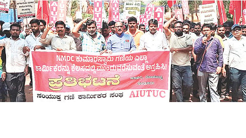 ಸಂಡೂರಿನ ಎನ್‌ಎಂಡಿಸಿ ಕಚೇರಿ ಮುಂದೆ ಸಂಯುಕ್ತ ಗಣಿ ಕಾರ್ಮಿಕ ಸಂಘದಿಂದ ಪ್ರತಿಭಟನೆ ನಡೆಯಿತು. ಎಐಯುಟಿಯುಸಿ ಜಿಲ್ಲಾಧ್ಯಕ್ಷ ಎ.ದೇವದಾಸ್, ಡಾ.ಎನ್.ಪ್ರಮೋದ್, ಪ್ರಮುಖರಾದ ಸುರೇಶ್, ಕಿರಣ್ ಕುಮಾರ್, ಅಂಬರೀಶ್, ಬಾಬು, ಕೃಷ್ಣಪ್ಪ, ತಿಮ್ಮಣ್ಣ, ಬಸವರಾಜ್, ಅಮೀನುದ್ದೀನ್, ಆಯೂಬ್, ಚಿದಾನಂದ, ಪರಶುರಾಮ ಇತರರಿದ್ದರು.