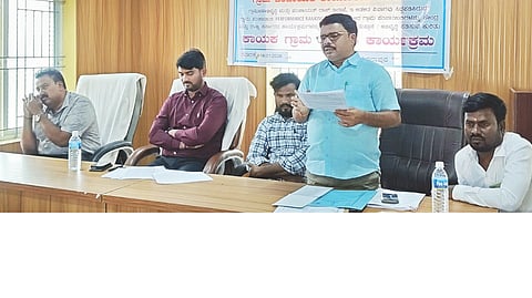 ಸಂಡೂರು ತಾಲೂಕು ವಿಠಲಾಪುರ ಗ್ರಾಪಂ ಕಾರ್ಯಾಲಯದಲ್ಲಿ ಕಾಯಕ ಗ್ರಾಮ ಕಾರ್ಯಕ್ರಮದಲ್ಲಿ ತಾಪಂ ಇಒ ಮಡಗಿನ ಬಸಪ್ಪ ಮಾತನಾಡಿದರು. ಜಿಪಂ ಮುಖ್ಯ ಲೆಕ್ಕಾಧಿಕಾರಿ ವಿನೋದ್ ಕುಮಾರ್, ಗ್ರಾಪಂ ಅಧ್ಯಕ್ಷ ರಮೇಶ್ ಇತರರಿದ್ದರು.